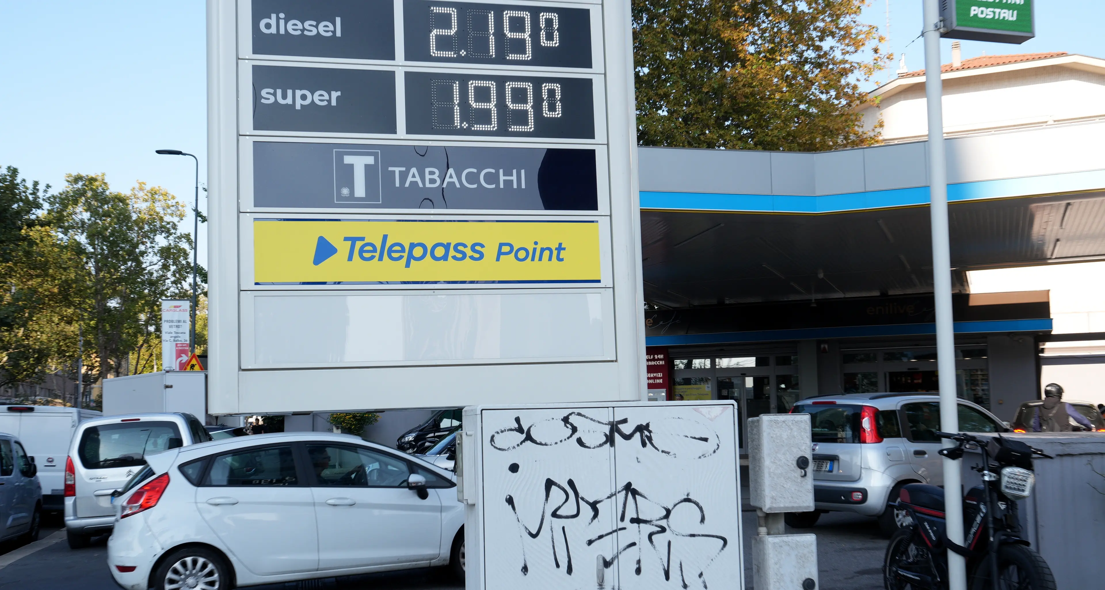 <p>Caro carburanti, <span style=\"color:hsl(0, 75%, 60%);\">anche Q8 mette un tetto ai prezzi</span>: il price cap scatta dal 1° ottobre per 30 giorni</p>