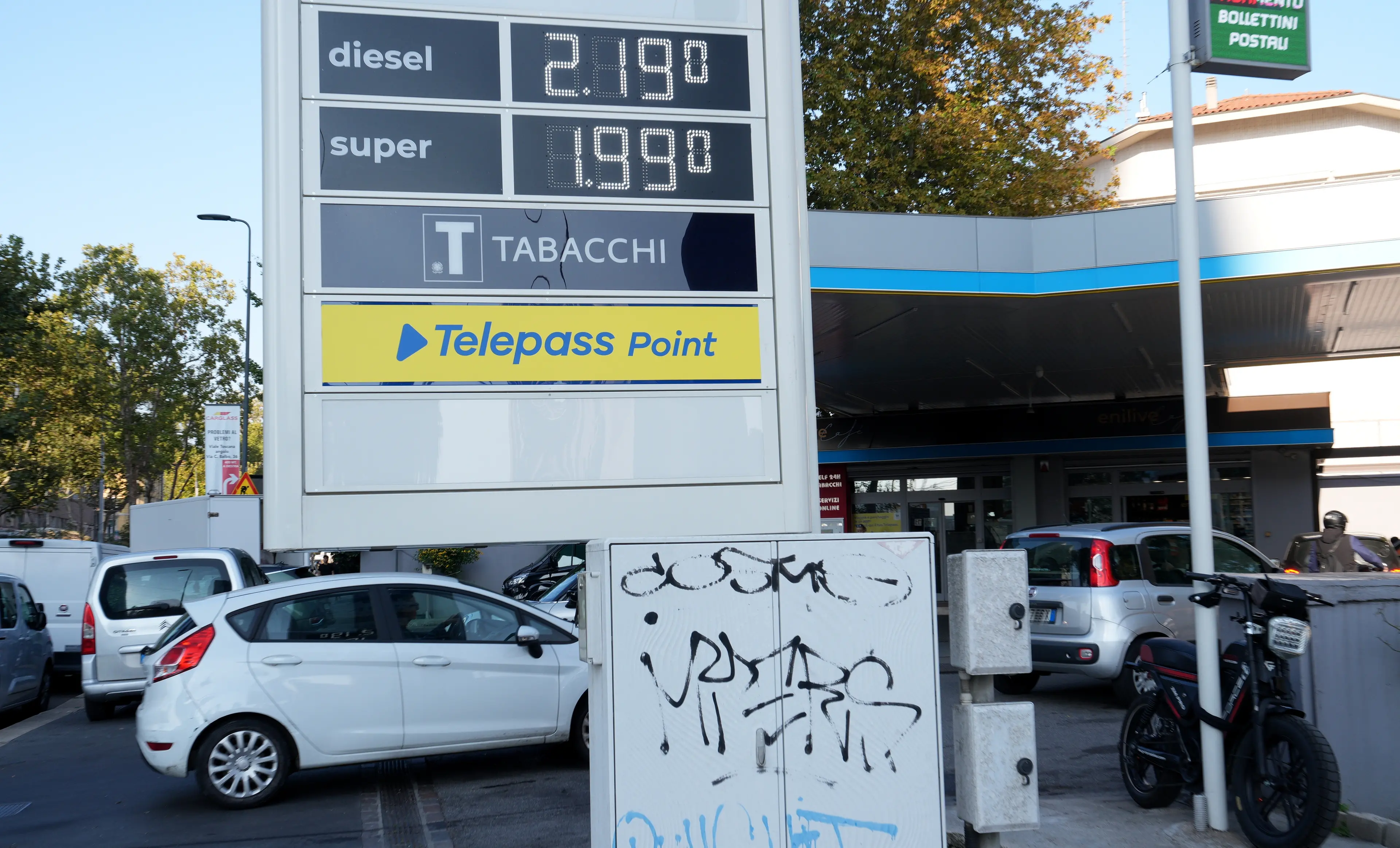 Caro carburanti, anche Q8 mette un tetto ai prezzi: il price cap scatta dal 1° ottobre per 30 giorni\n