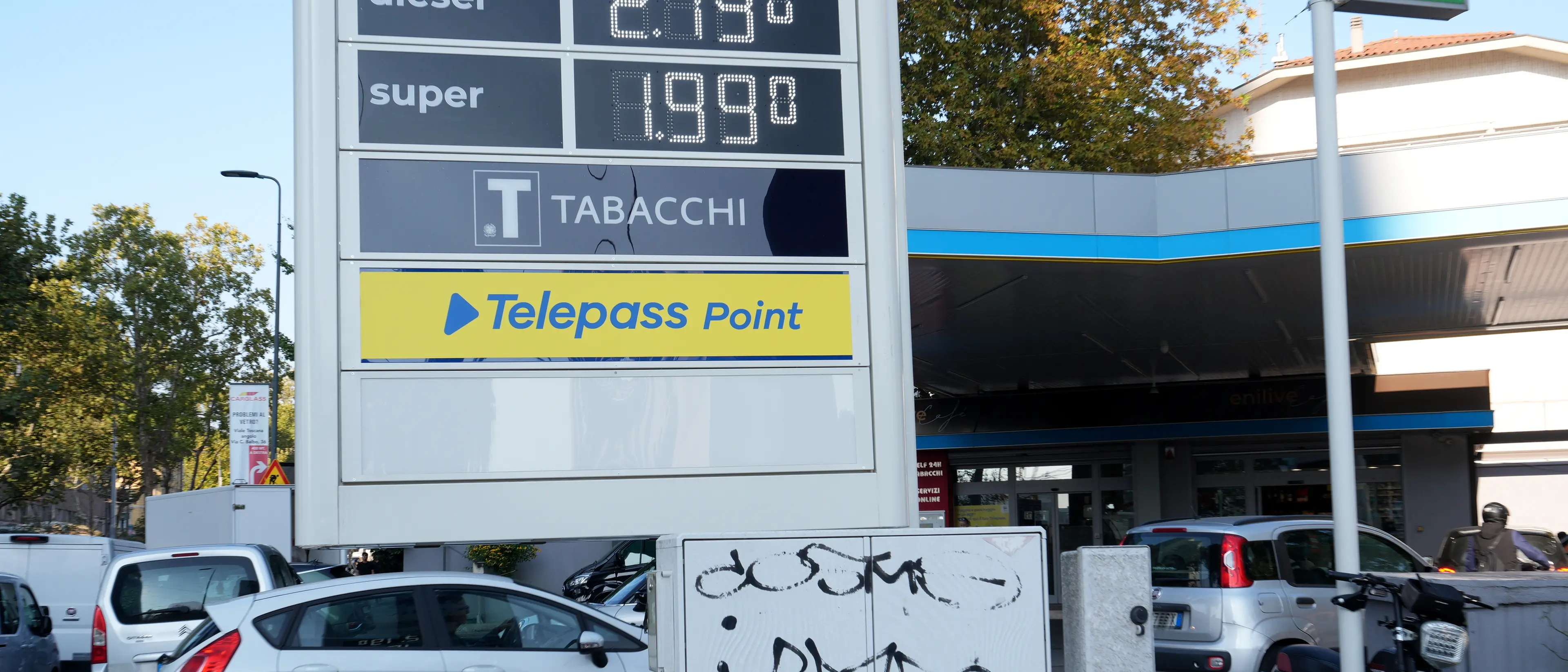 Caro carburanti, anche Q8 mette un tetto ai prezzi: il price cap scatta dal 1° ottobre per 30 giorni\n