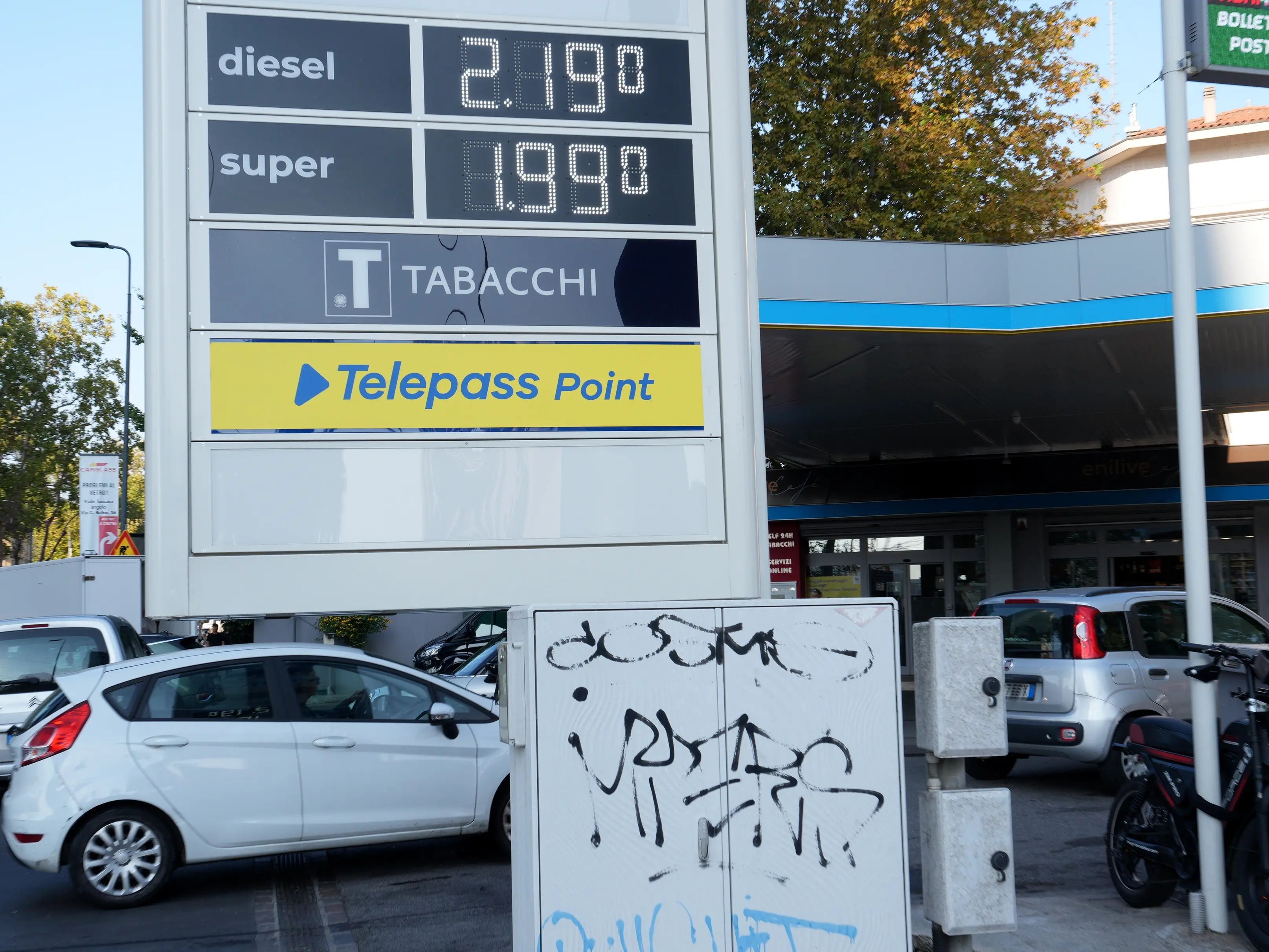 Caro carburanti, anche Q8 mette un tetto ai prezzi: il price cap scatta dal 1° ottobre per 30 giorni