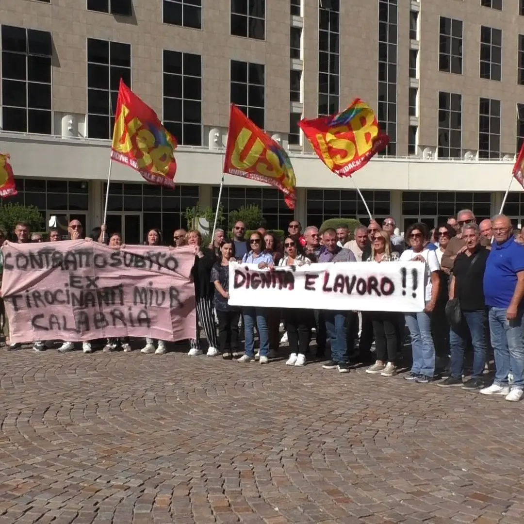 <p>Tirocinanti precari, protesta davanti alla Regione Calabria: «Politici, rivogliamo la dignità che ci avete tolto»</p>