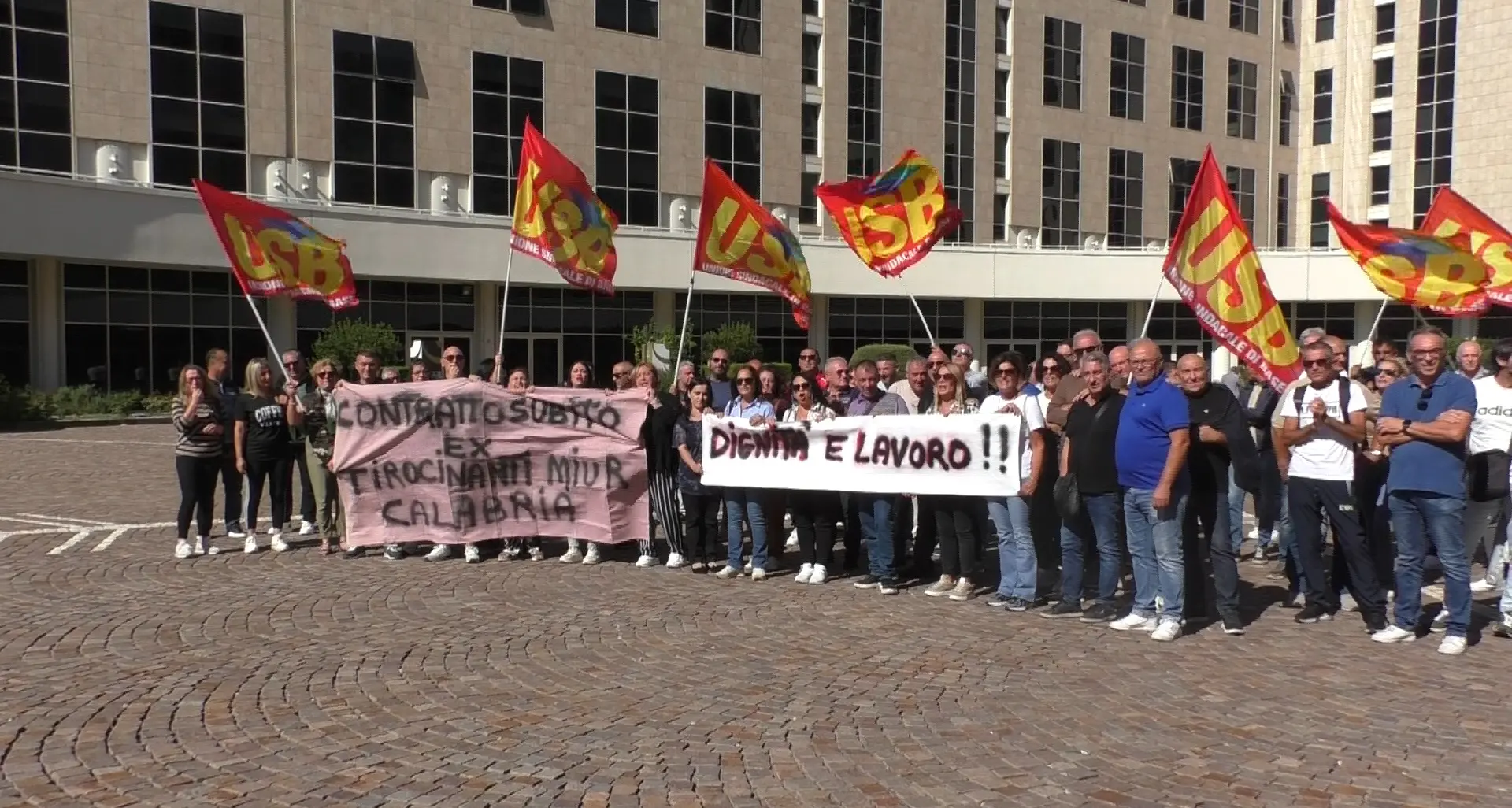 <p>Tirocinanti precari, protesta davanti alla Regione Calabria: «Politici, <span style=\"color:hsl(0, 75%, 60%);\">rivogliamo la dignità </span>che ci avete tolto»</p>