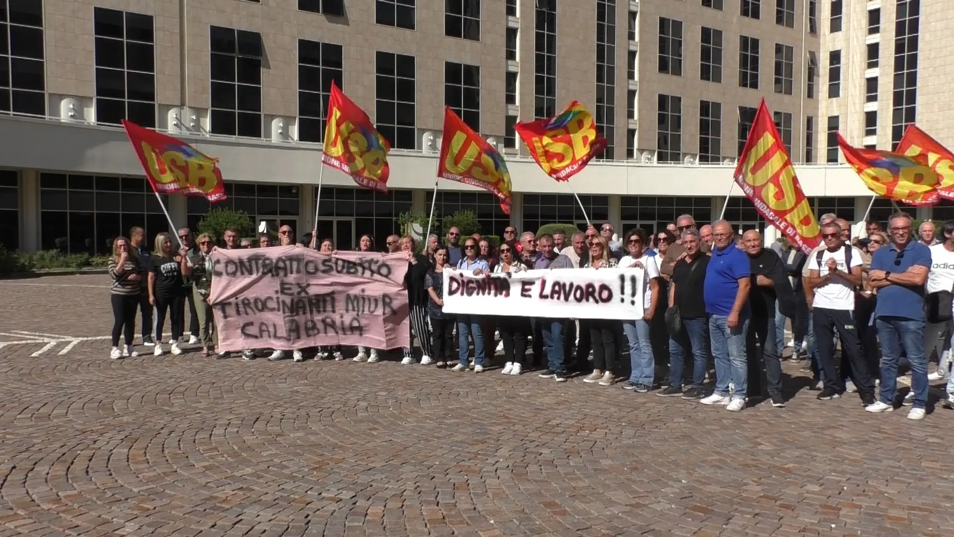 Tirocinanti precari, protesta davanti alla Regione Calabria: «Politici, rivogliamo la dignità che ci avete tolto»\n