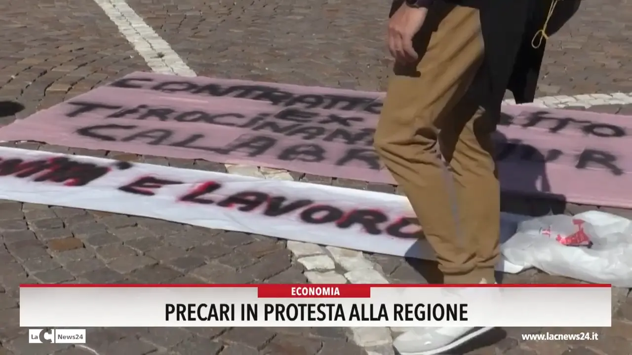 Precari in protesta alla Regione