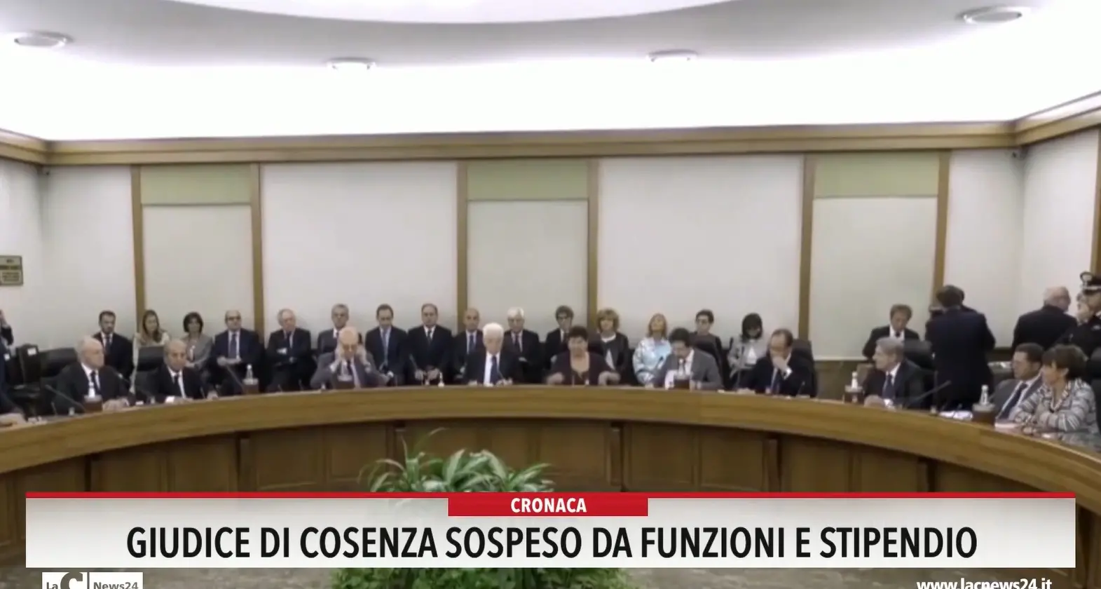 Giudice di Cosenza sospeso da funzioni e stipendio