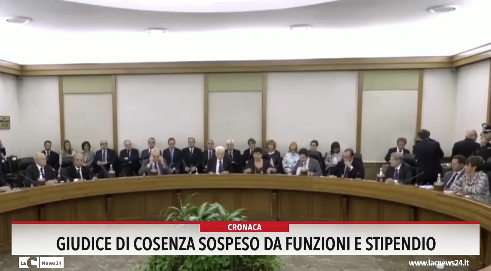 Giudice di Cosenza sospeso da funzioni e stipendio