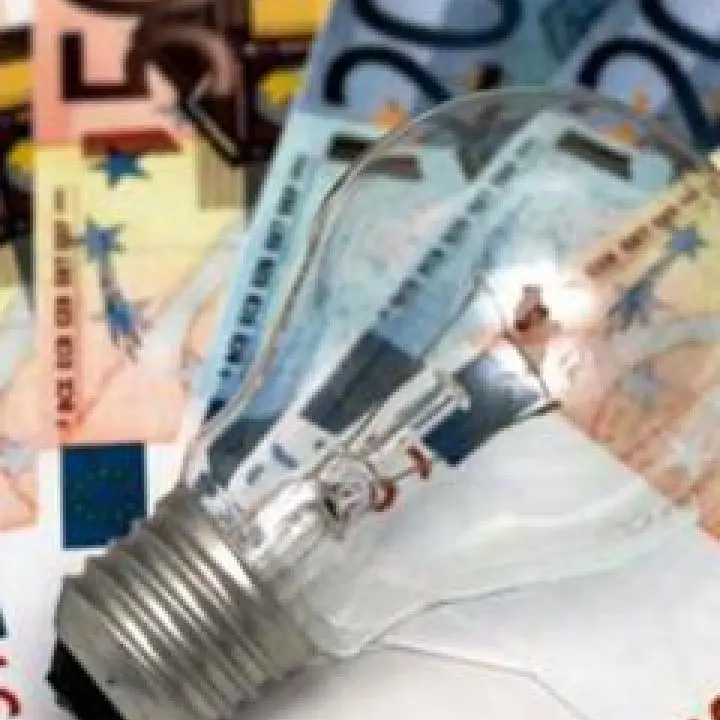 Dopo i carburanti Eni taglia anche le bollette:\u00A0sconto del 30% su luce e gas per le famiglie\n