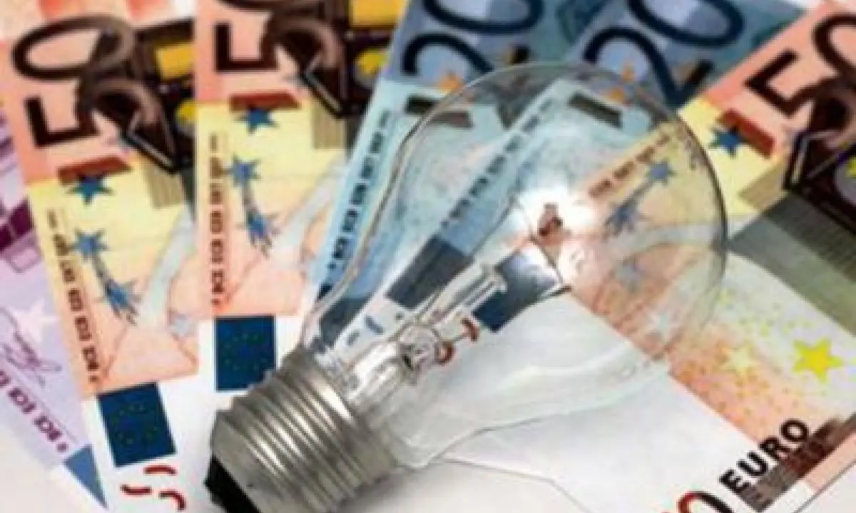 Dopo i carburanti Eni taglia anche le bollette:\u00A0sconto del 30% su luce e gas per le famiglie\n
