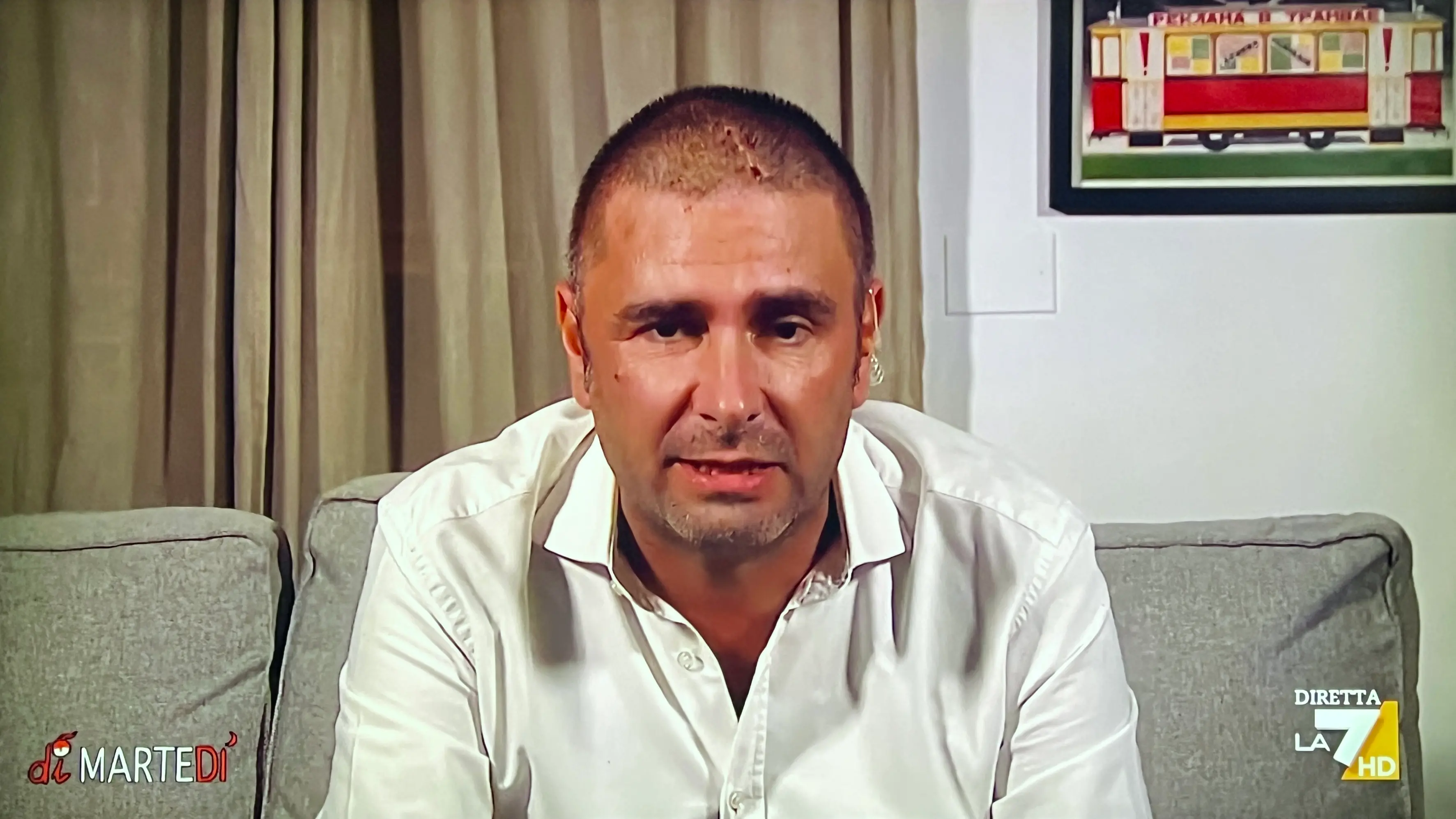 Di Battista: «Mi hanno asportato un tumore, ora devo curarmi». Poi boccia il Governo Meloni e il campo largo\n