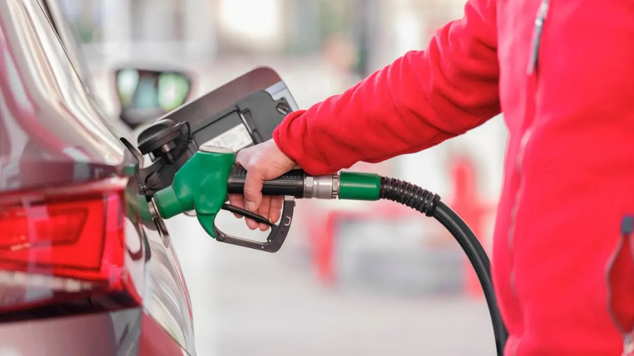 Tetto al prezzo di benzina e gasolio, i piccoli\u00A0distributori: «Non possiamo adeguarci al ribasso, così è insostenibile»\n