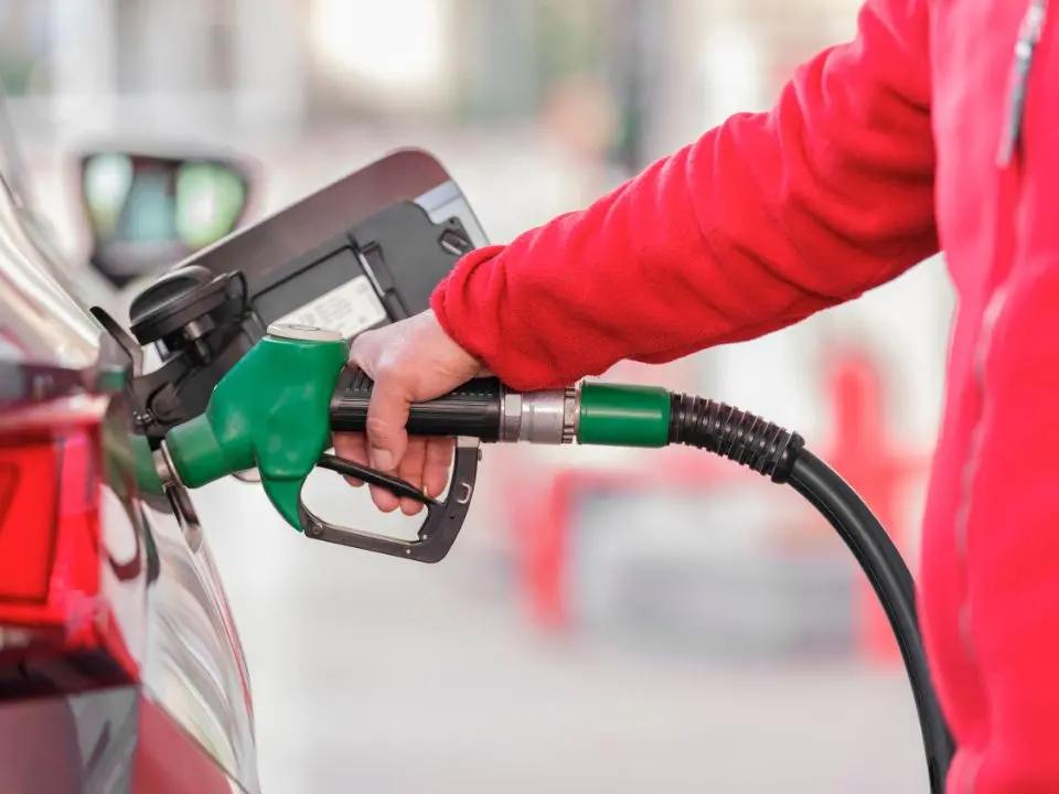 Tetto al prezzo di benzina e gasolio, i piccoli distributori: «Non possiamo adeguarci al ribasso, così è insostenibile»