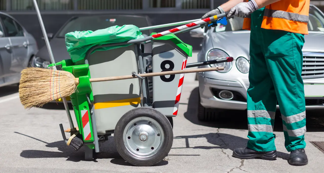 Gli spazzini di Tropea non si presentano al lavoro e il Comune manda i suoi operai: «Colpa della ditta che non paga gli stipendi»\n