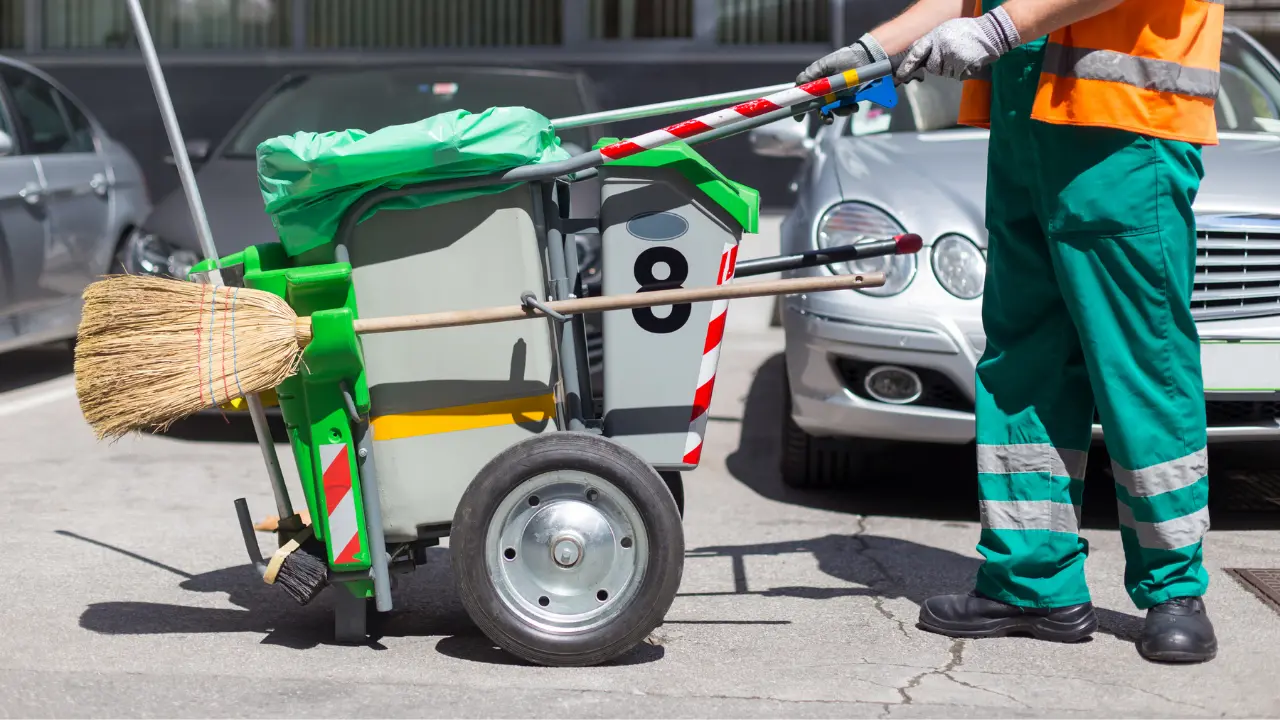 Gli spazzini di Tropea non si presentano al lavoro e il Comune manda i suoi operai: «Colpa della ditta che non paga gli stipendi»\n