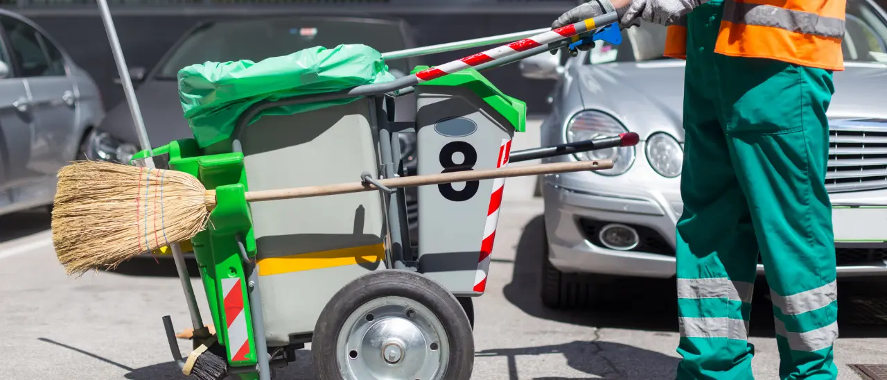 Gli spazzini di Tropea non si presentano al lavoro e il Comune manda i suoi operai: «Colpa della ditta che non paga gli stipendi»\n