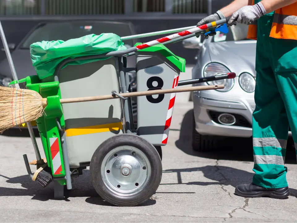 Gli spazzini di Tropea non si presentano al lavoro e il Comune manda i suoi operai: «Colpa della ditta che non paga gli stipendi»