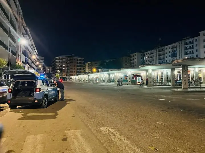 Cosenza, servizio “alto impatto” all’Autostazione: 200 persone identificate e un’espulsione\n