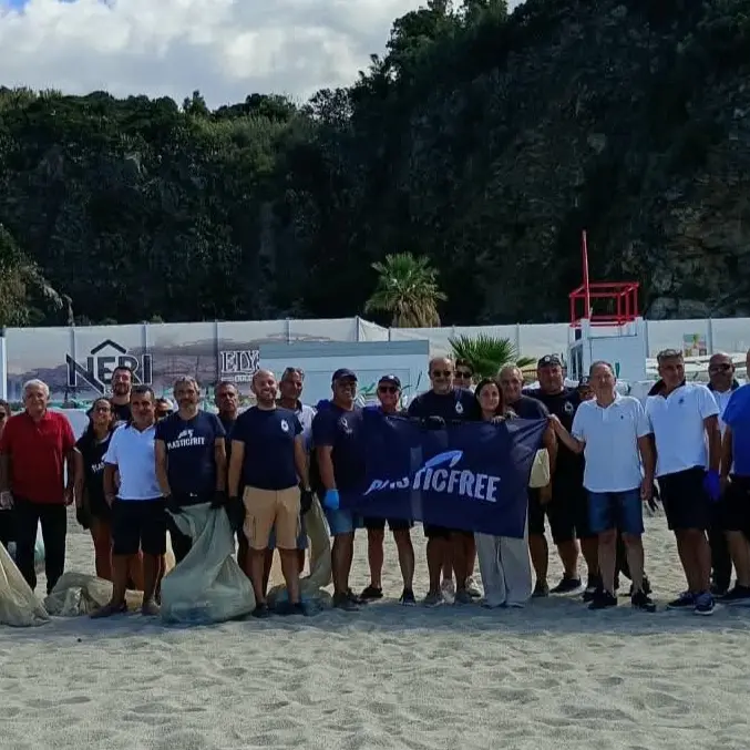 Plastic Free a Palmi: 100 kg di rifiuti raccolti tra spiaggia e fondali\n