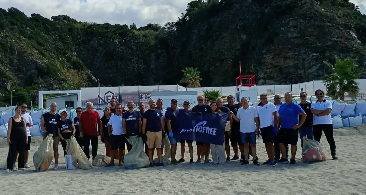 Plastic Free a Palmi: 100 kg di rifiuti raccolti tra spiaggia e fondali\n
