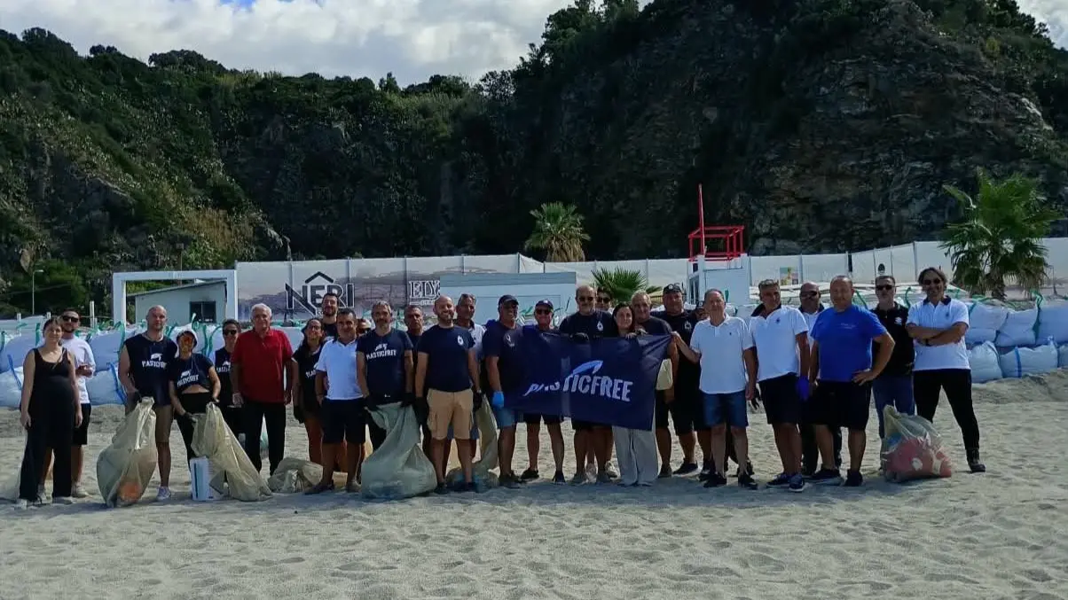 Plastic Free a Palmi: 100 kg di rifiuti raccolti tra spiaggia e fondali\n