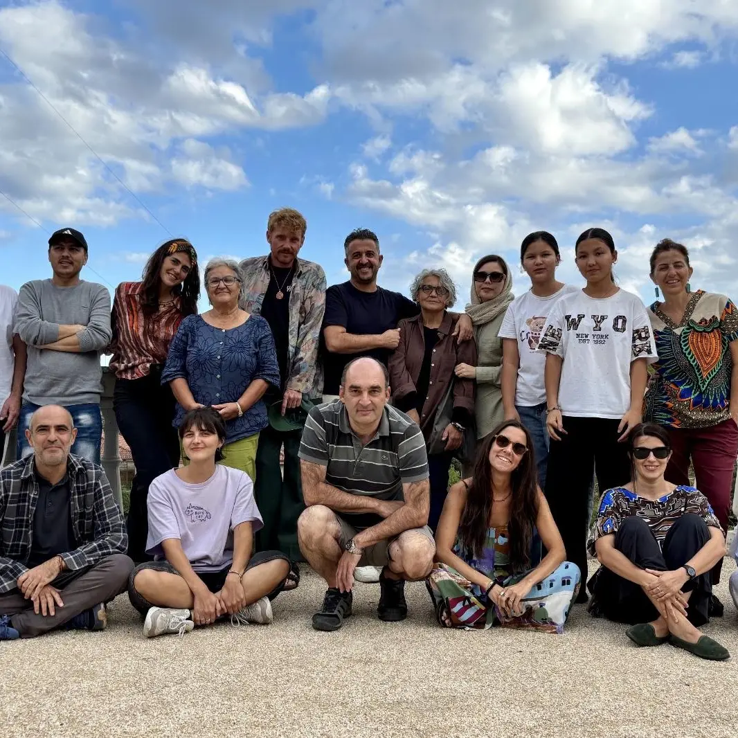 A Camini “I sentieri dell’accoglienza”: la fotografia che entra nelle storie della comunità multiculturale del borgo\n