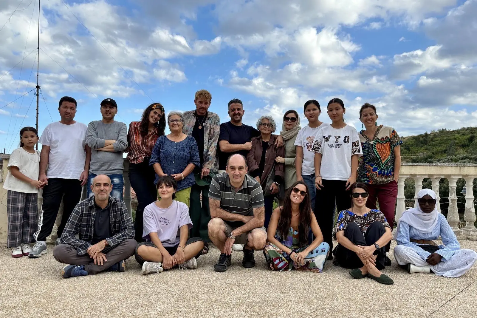A Camini “I sentieri dell’accoglienza”: la fotografia che entra nelle storie della comunità multiculturale del borgo\n