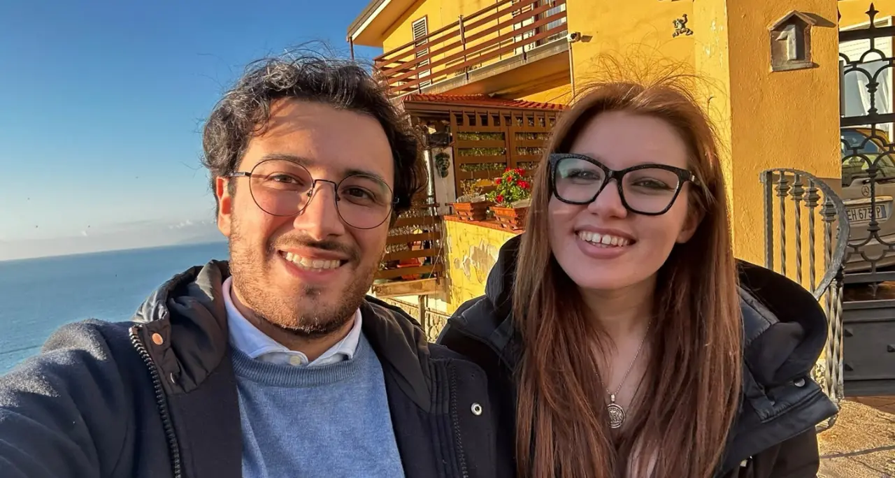 Una penna per Lorenzo nel ricordo di Andrea Minasi: il toccante dono al fidanzato della 23enne di Vibo morta in un incidente\n