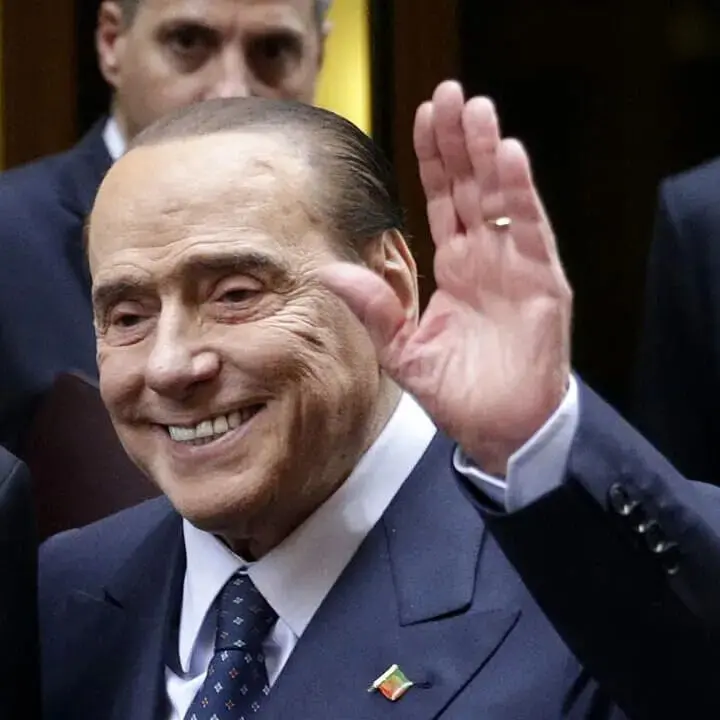 Fratelli coltelli:\u00A0Marina, Pier Silvio e Barbara Berlusconi\u00A0disertano il pranzo di famiglia a Villa Certosa\n