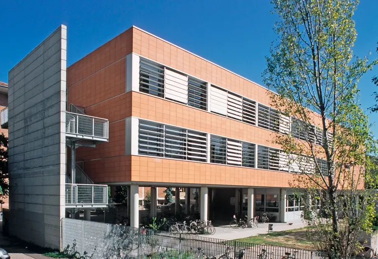 Ferrara, litiga con un ragazzo nel bagno del liceo: 14enne ferito con un coltello\n