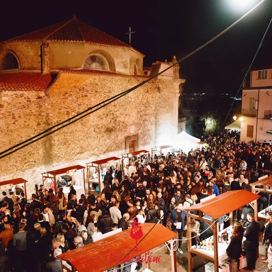 Torna a Vibo Vicoli diVini: compie 10 anni l’evento che accende il centro storico in autunno\n