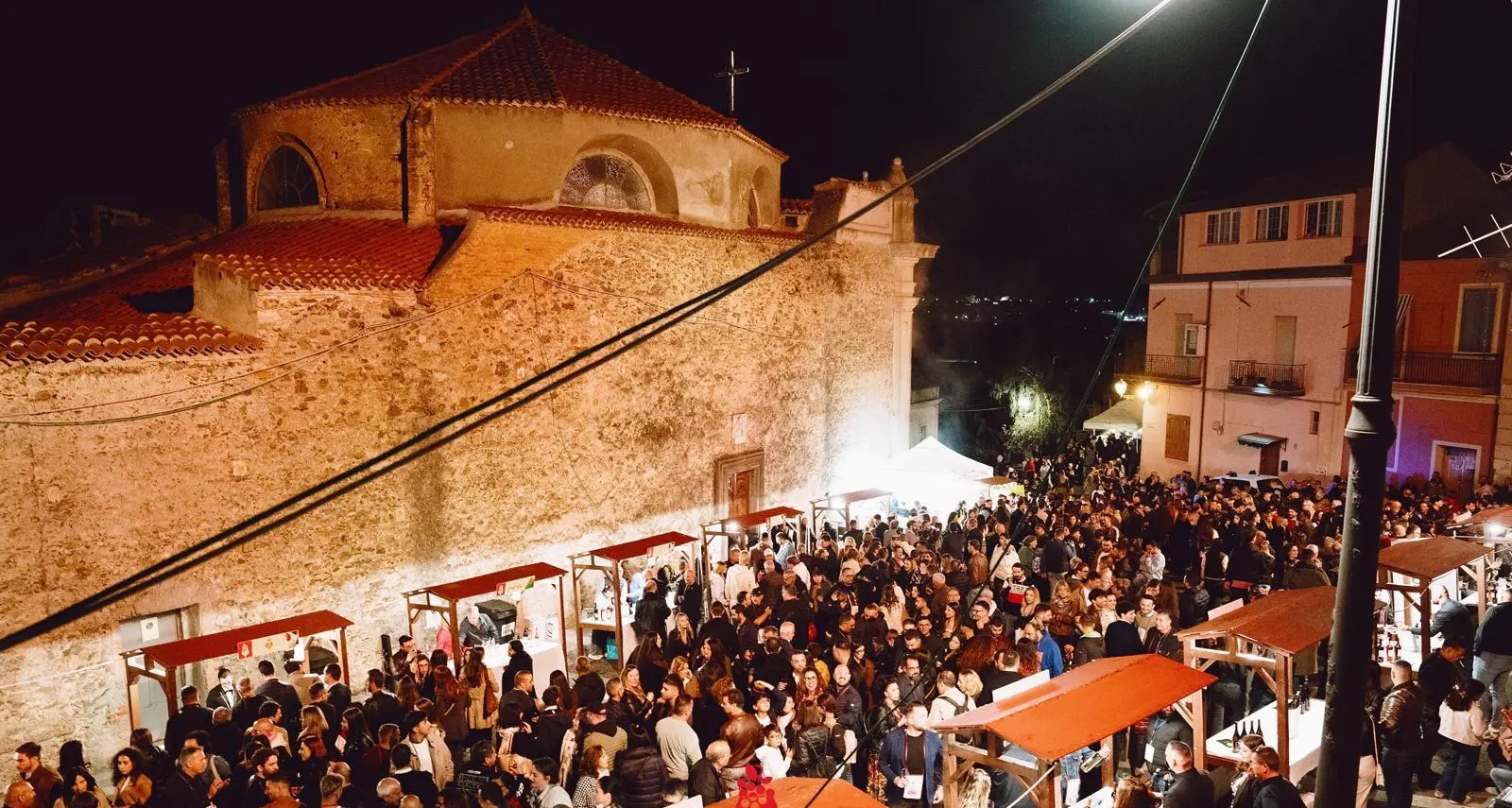 <p><span style=\"color:hsl(0, 75%, 60%);\">Torna a Vibo Vicoli diVini</span>: compie 10 anni l’evento che accende il centro storico in autunno</p>