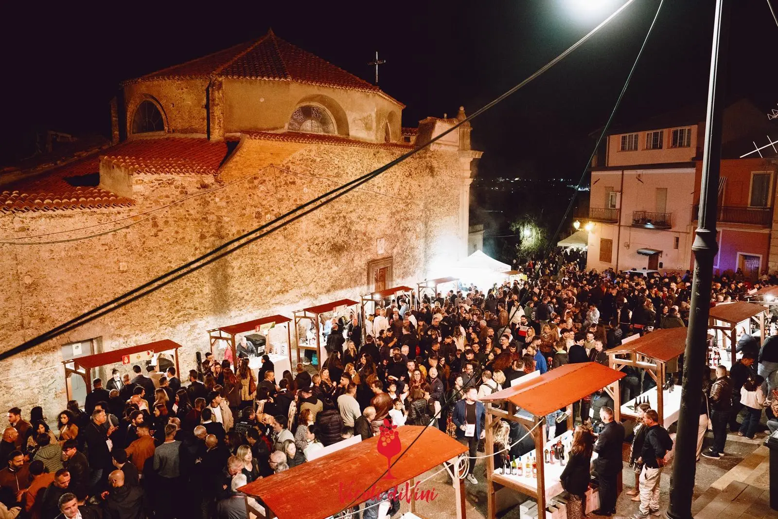 Torna a Vibo Vicoli diVini: compie 10 anni l’evento che accende il centro storico in autunno\n