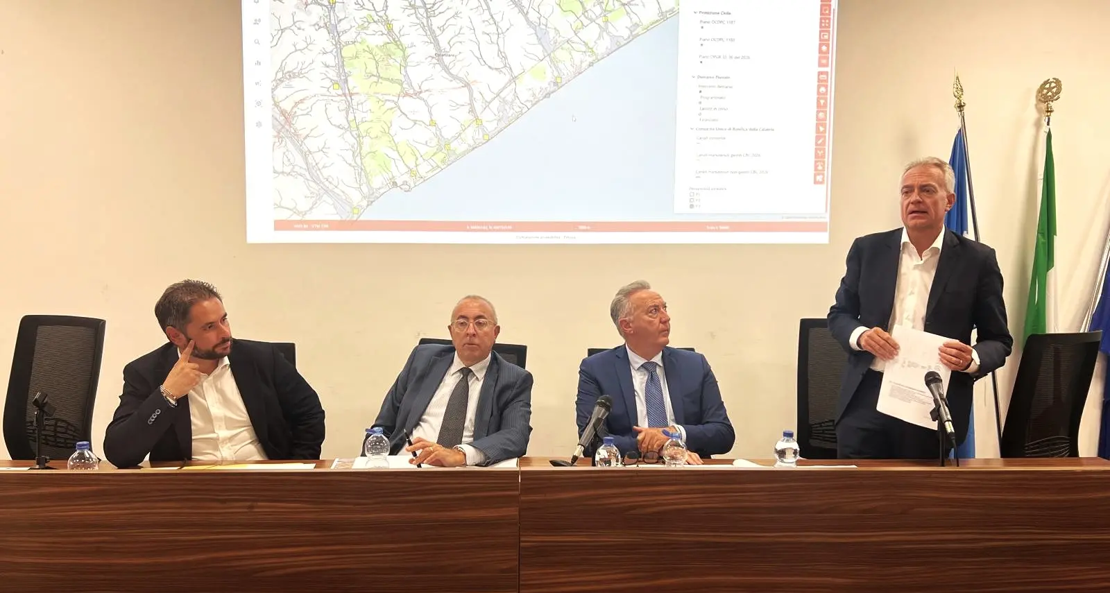 Dissesto idrogeologico in Calabria, Regione e sindaci fanno il punto: focus su corsi d’acqua e prevenzione\n