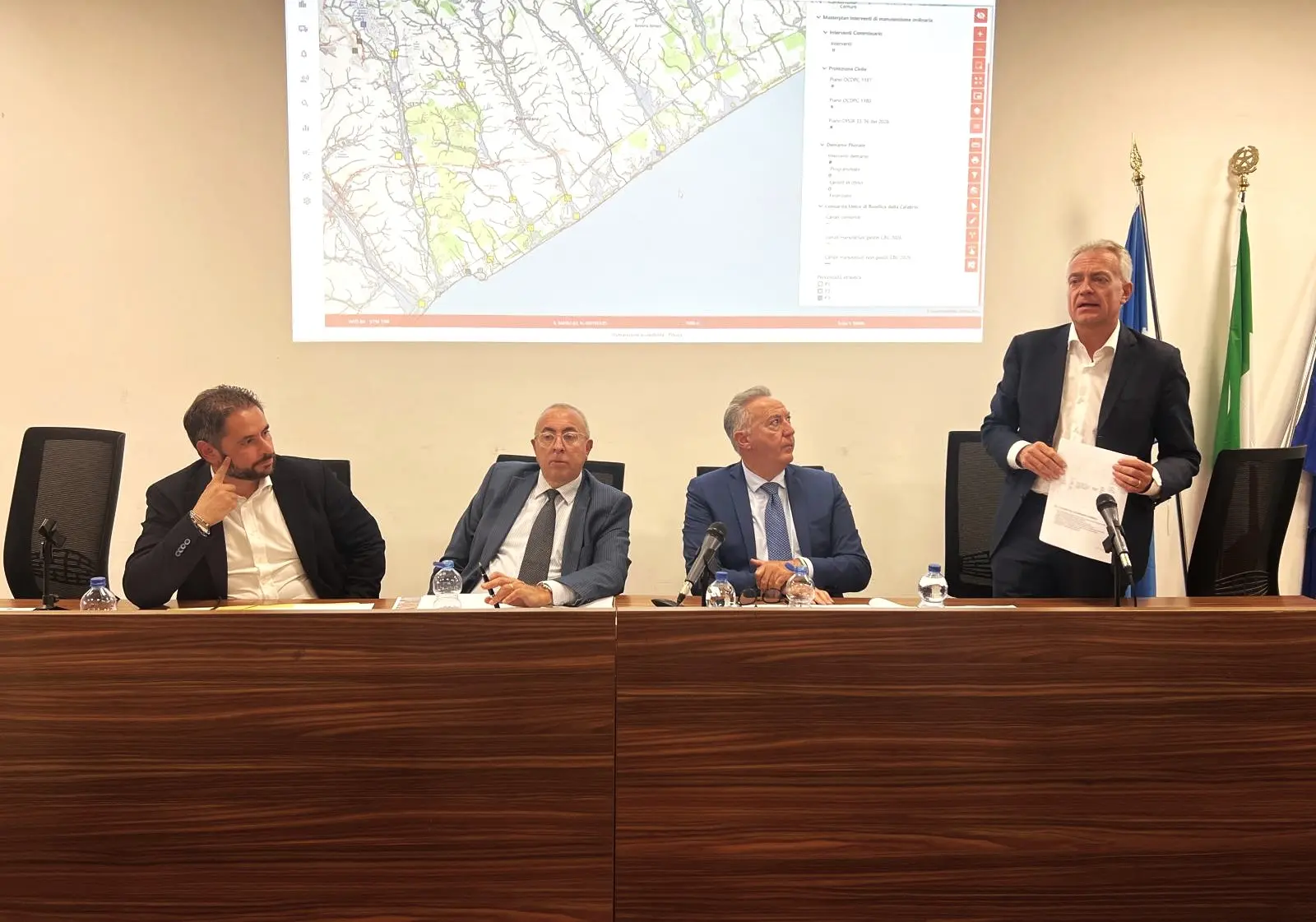 Dissesto idrogeologico in Calabria, Regione e sindaci fanno il punto: focus su corsi d’acqua e prevenzione\n
