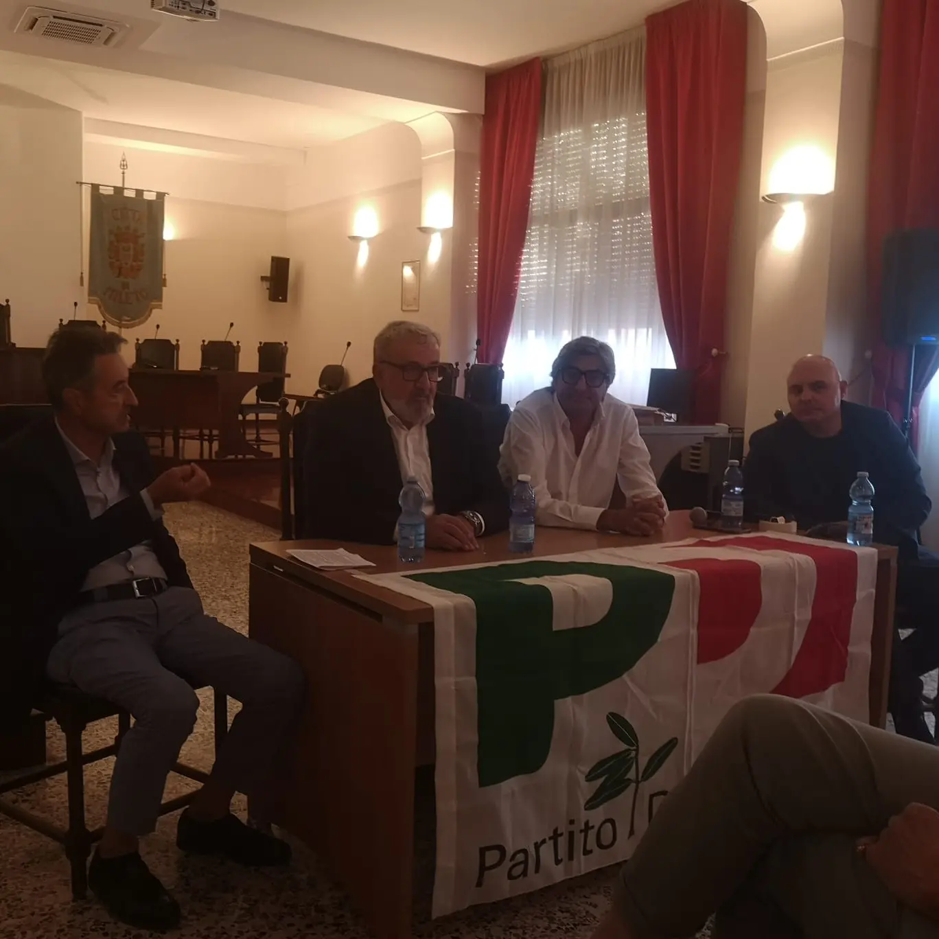 <p>Michele Emiliano alla Festa dell'Unità di Vibo: «La giustizia al 100% non esiste, magistrati come arbitri di calcio»</p>