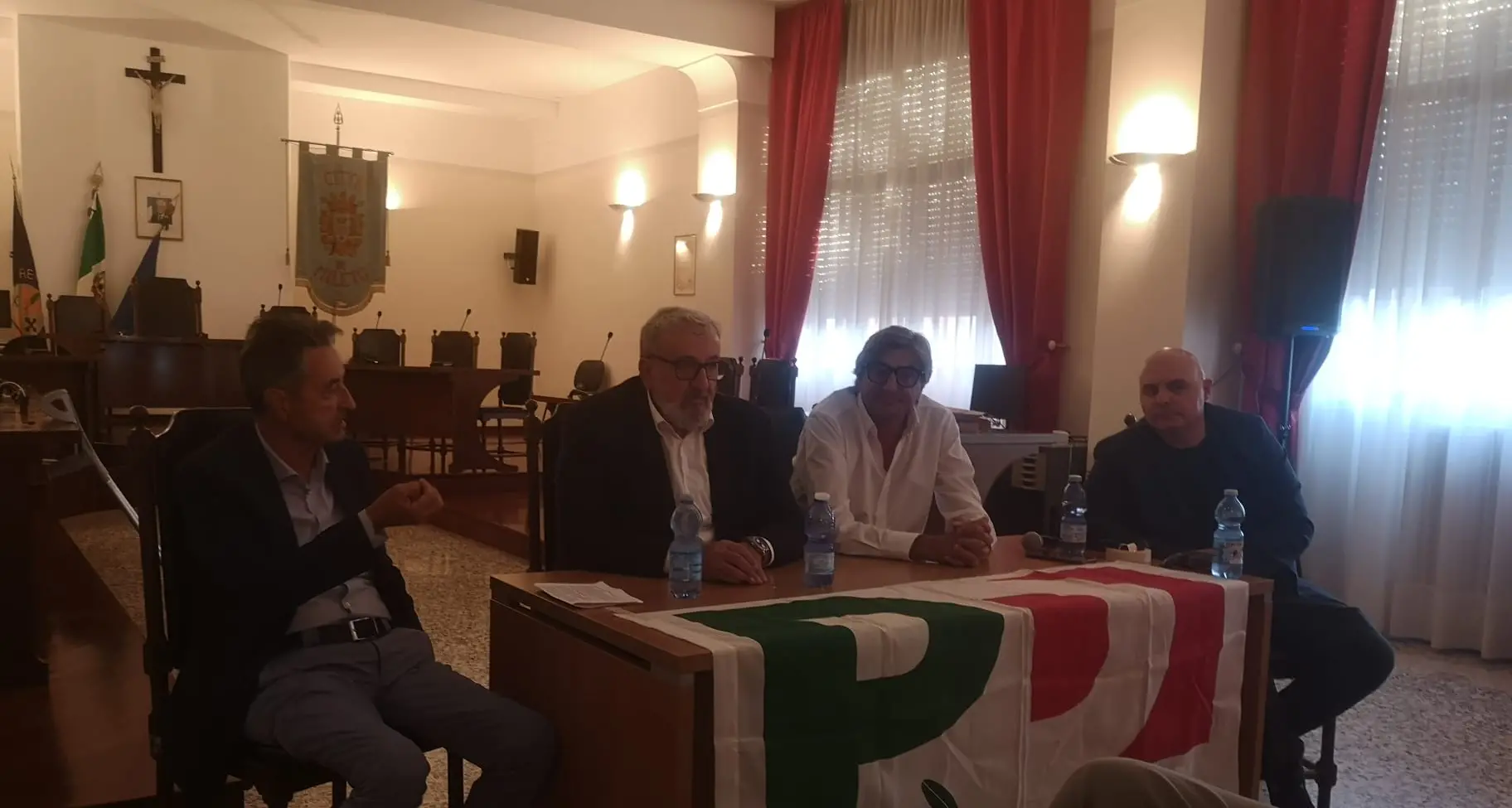 <p>Michele Emiliano alla Festa dell'Unità di Vibo: «<span style=\"color:hsl(0, 75%, 60%);\">La giustizia al 100% non esiste</span>, magistrati come arbitri di calcio»</p>
