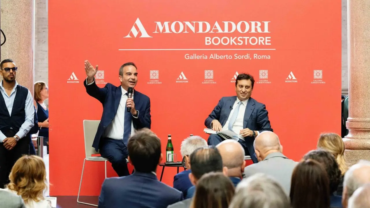 <p>Occhiuto e David Parenzo alla presentazione del libro</p>\\n