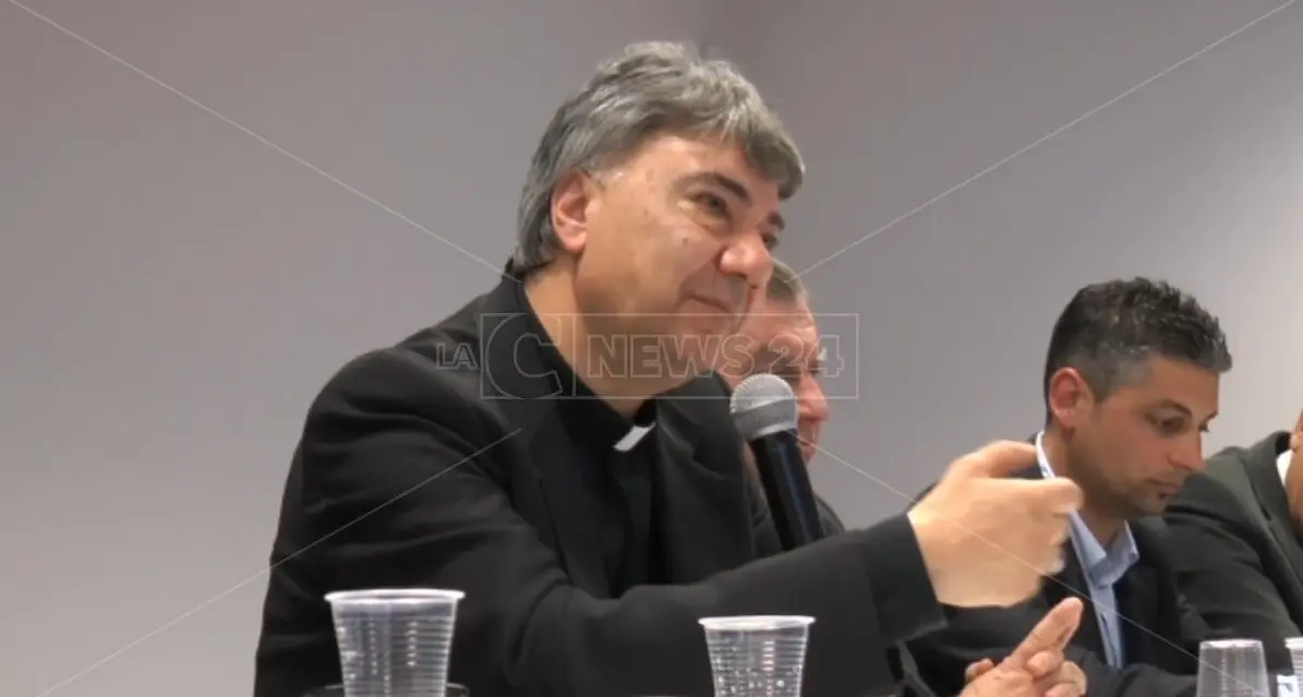 Don Mimmo Battaglia e la pedagogia della speranza: una sfida\u00A0contro nuovi barbari e vecchi miopi\n