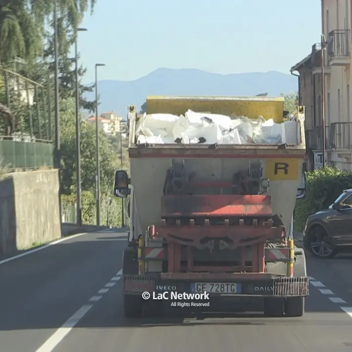 <p>Sommersi dalla plastica, anche in Calabria il sistema di raccolta rischia di incepparsi – VIDEO</p>