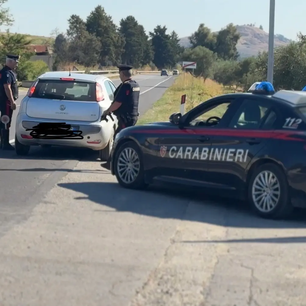 Controlli dei Carabinieri lungo la SS106: scattano sanzioni per 5 conducenti, autori di sorpassi pericolosi\n\u00A0\n