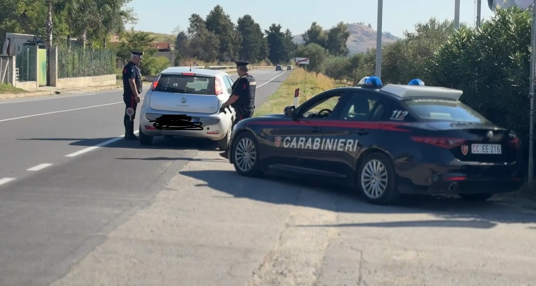 Controlli dei Carabinieri lungo la SS106: scattano sanzioni per 5 conducenti, autori di sorpassi pericolosi\n\u00A0\n