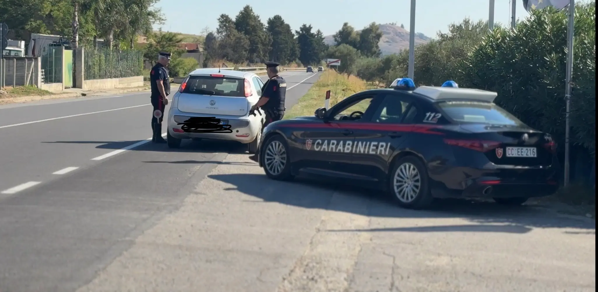 Controlli dei Carabinieri lungo la SS106: scattano sanzioni per 5 conducenti, autori di sorpassi pericolosi\n\u00A0\n