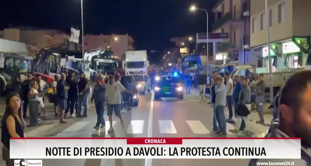 Notte di presidio a Davoli, la protesta continua