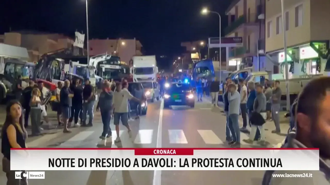 Notte di presidio a Davoli, la protesta continua