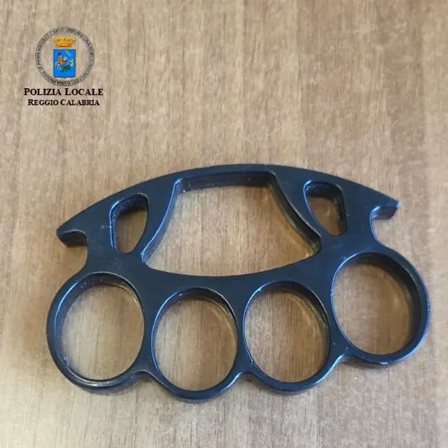 Reggio, ventenne in stato di agitazione fermato in piazza Carmine: nel borsello la Polizia Locale trova un tirapugni\n