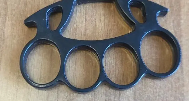 Reggio, ventenne in stato di agitazione fermato in piazza Carmine: nel borsello la Polizia Locale trova un tirapugni\n