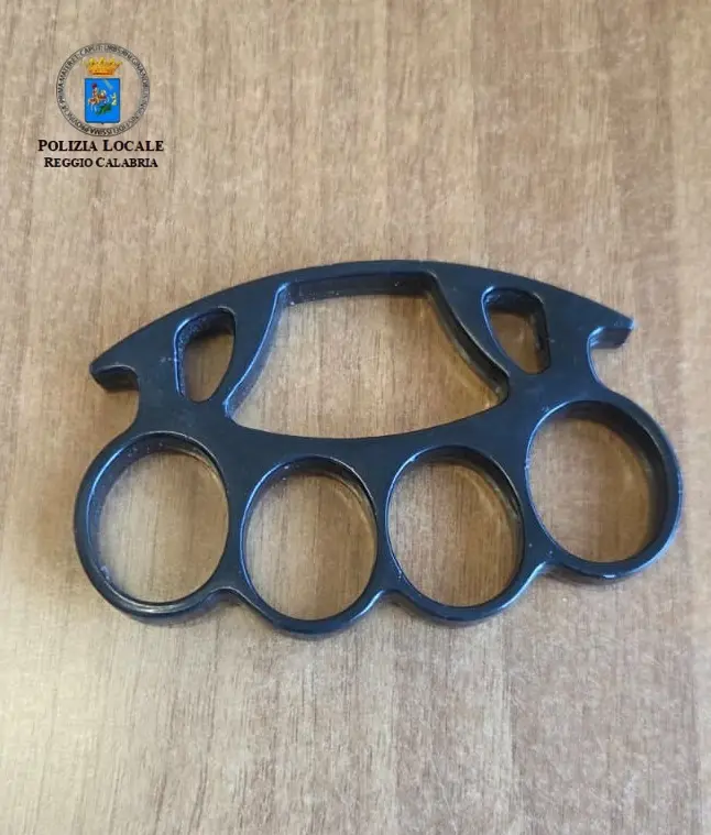 Reggio, ventenne in stato di agitazione fermato in piazza Carmine: nel borsello la Polizia Locale trova un tirapugni\n