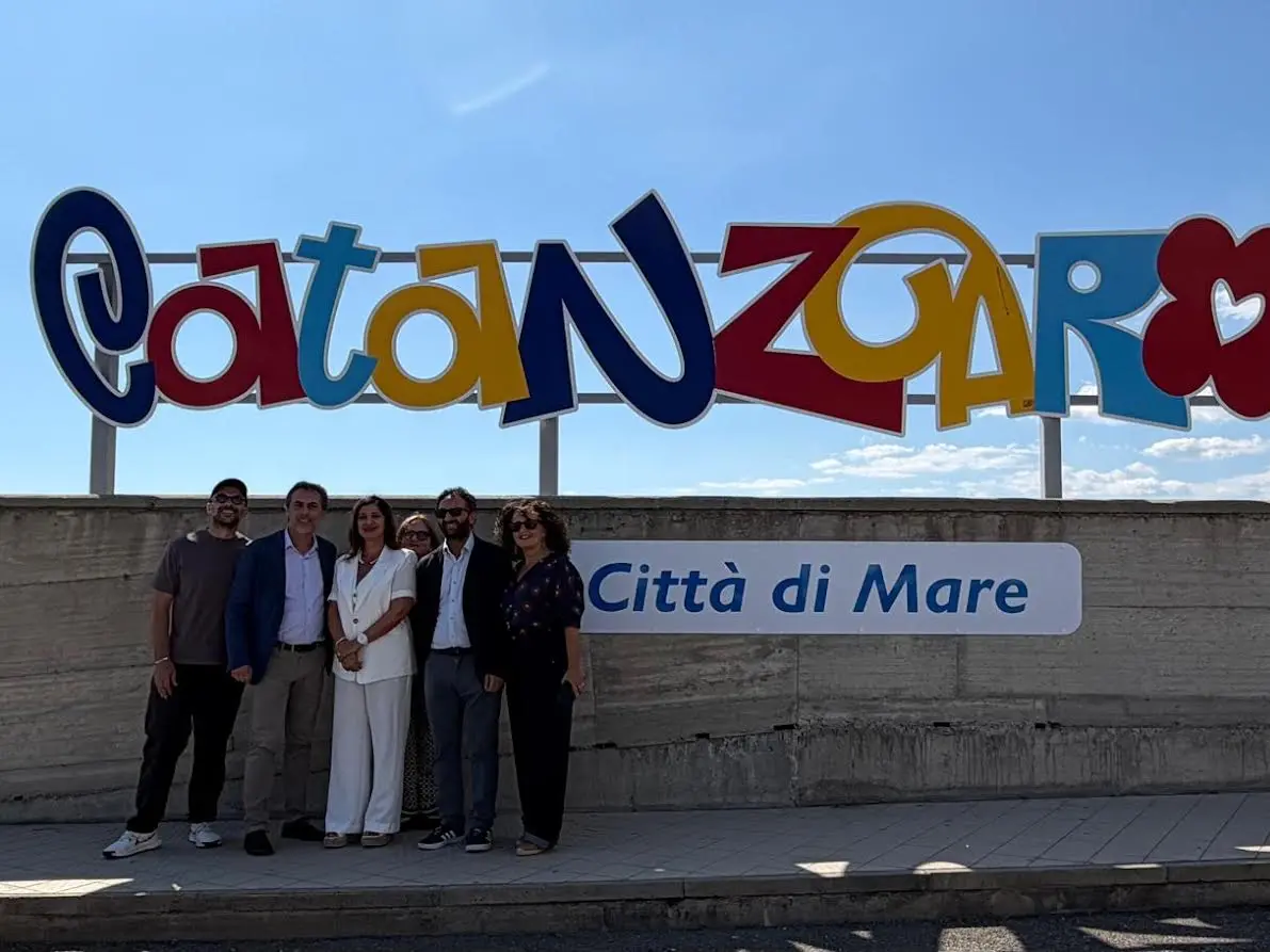 Un’installazione per convincere tutti che Catanzaro è una città di mare