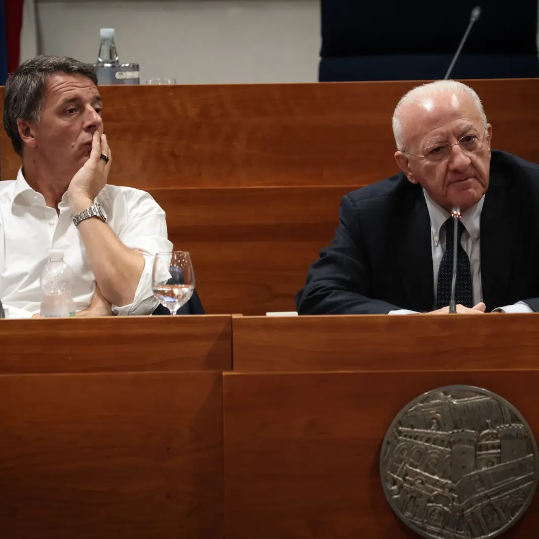 Il rottamatore e il rottamato: alla Leopolda 2026\u00A0anche la strana coppia Renzi–De Luca\n