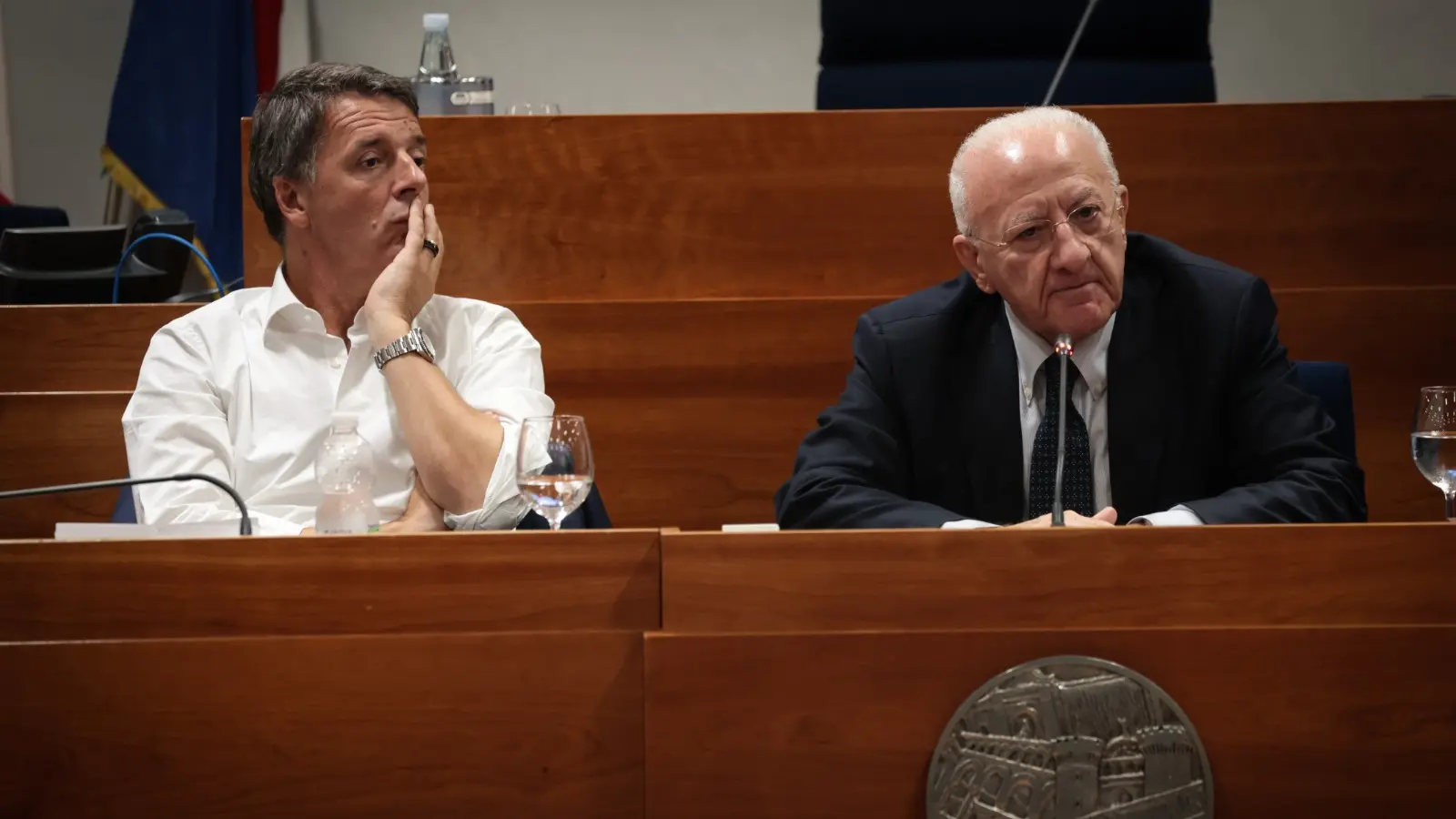 <p>Il rottamatore e il rottamato: alla Leopolda 2026 anche la <span style=\"color:hsl(0, 75%, 60%);\">strana coppia Renzi–De Luca</span></p>