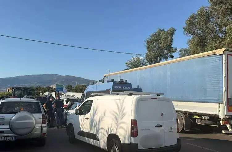Agricoltori in protesta in Calabria: dopo la mattinata di tensioni a Pizzo, disagi e code a Lamezia\n